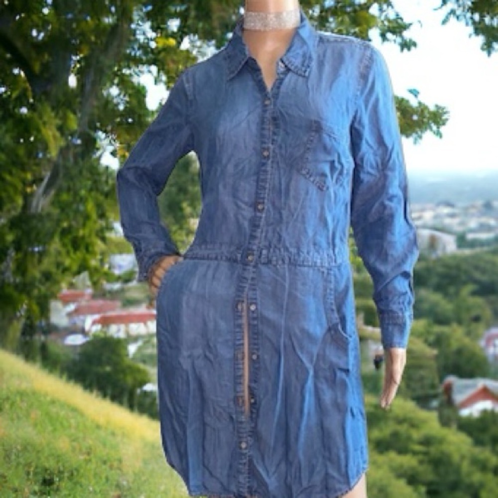 DENIM LONG SLEEVE DRESS SHIRT.